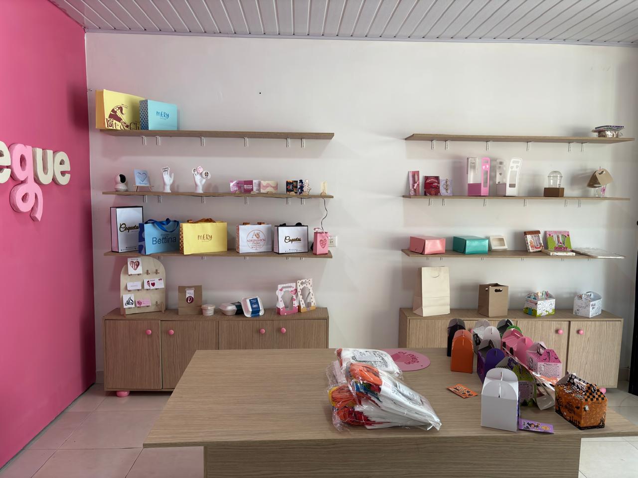 Letrero interno de El Pliegue en el local físico