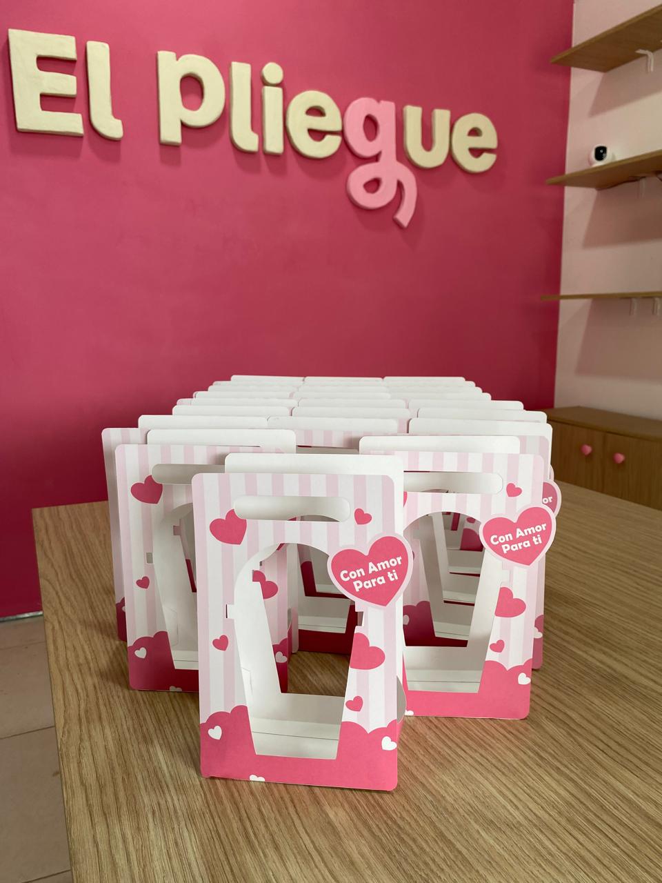 Letrero interno de El Pliegue en el local físico